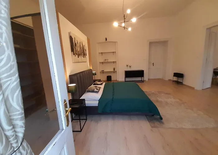 Entrez 3 - Historical Centre *